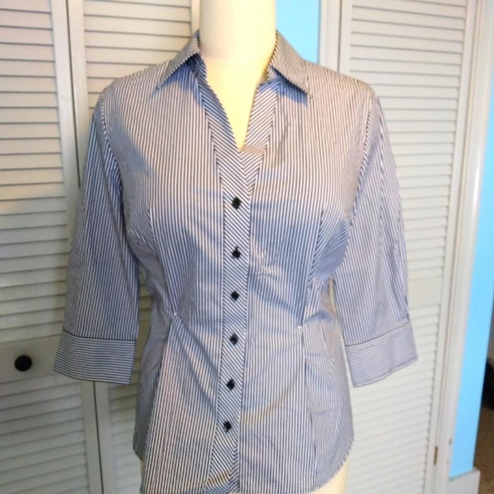 Size 1X fitted button down blouse